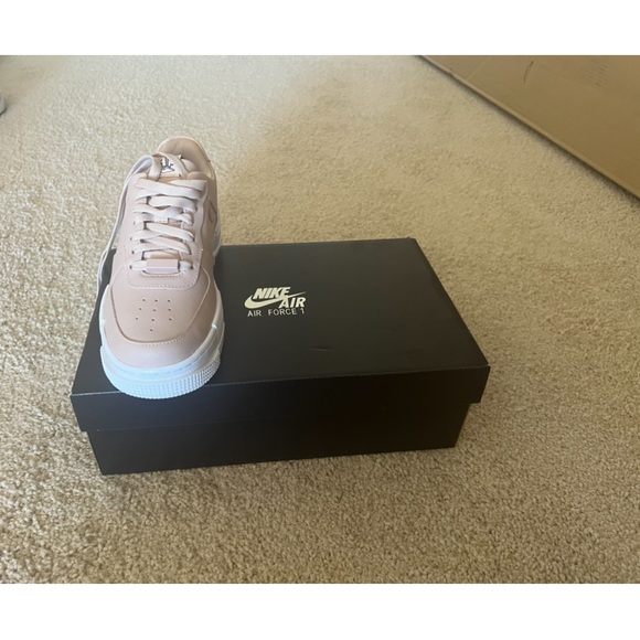 Nike new never used snickers size 8 - Picture 2 of 3